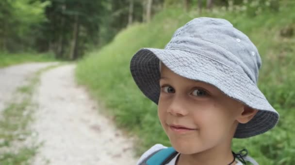 Ralenti Enfant Caucasien Rit Regardant Dans Caméra Portant Chapeau Bleu — Video