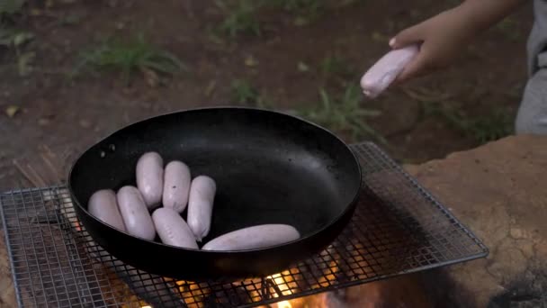 Close Tiro Uma Criança Jogando Uma Salsicha Uma Frigideira Sobre — Vídeo de Stock