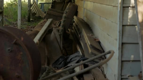 废弃的农舍 前廊放满了垃圾 收拾好了 — 图库视频影像