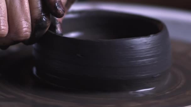 Çömlekçinin Elinin Küçük Bir Kasenin Üst Kenarını Şekillendirdiği Yakın Çekim — Stok video