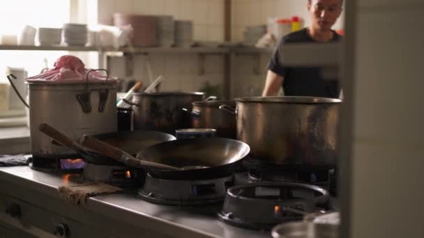 Amplo Ângulo Tiro Uma Cozinha Restaurante Asiático Com Dois Chefs — Vídeo de Stock