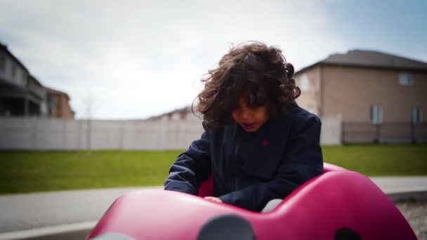 Gergin Genç Çocuk Güzel Bir Günde Parkta Oynuyor — Stok video