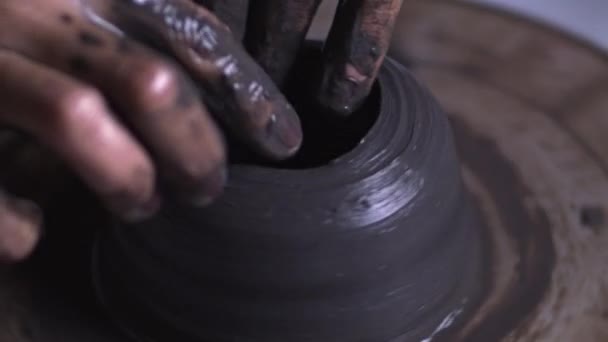 Potter Parmaklarını Sıkıyor Kasenin Üst Kenarını Yapmak Için Yavaş Çekim — Stok video