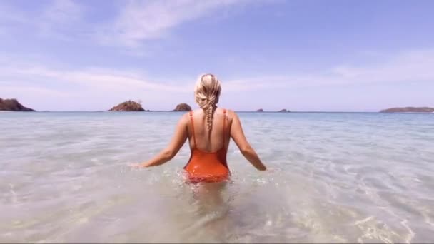 Медленный Снимок Молодой Женщины Идущей Вперед Наслаждаясь Чистым Пляжем Накпан — стоковое видео