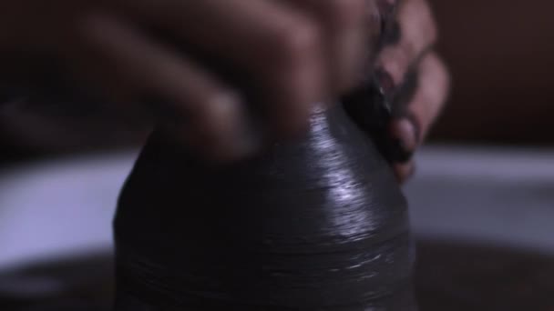 Façonner Argile Vase Gros Plan Des Mains Ralenti — Video