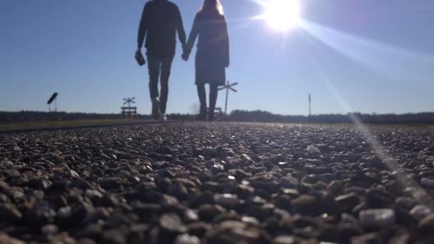 Paar Geht Der Nähe Von Bahnübergang Vor Kamera Aus Dem — Stockvideo