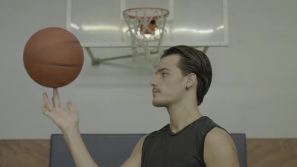 Close Man Spinnen Basketbal Vinger Aan Linkerkant Kopieer Ruimte — Stockvideo
