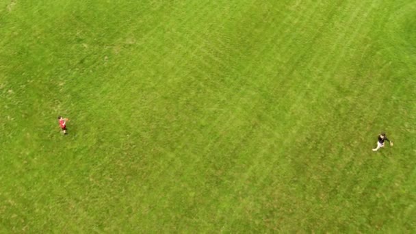 Aerial Drone Pohled Ptačí Perspektivy Dva Bělochy Hrající Spolu Baseballem — Stock video