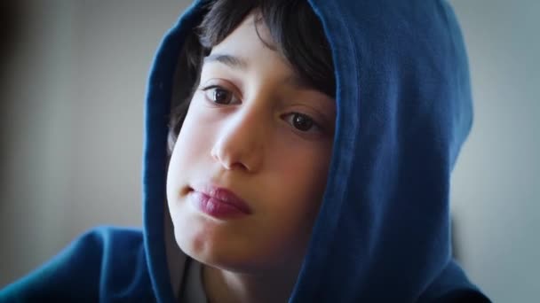 面白い若い男の子食べるいくつかのポップコーン — ストック動画