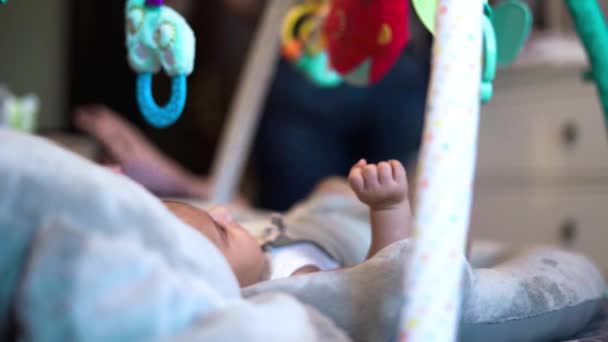 Heerlijke Pasgeboren Baby Meisje Bewegen Haar Kleine Benen Handen Wieg — Stockvideo