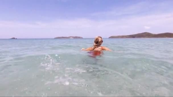 Jeune Belle Femme Éclaboussée Souriante Dans Les Océans Cristallins Plage — Video