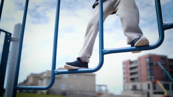 Niño Trepando Través Parque Infantil Cámara Lenta — Vídeos de Stock