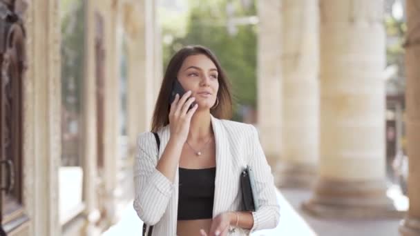 Důvěrné Mladé Obchodní Dáma Chodí Mluví Mobilním Telefonu — Stock video
