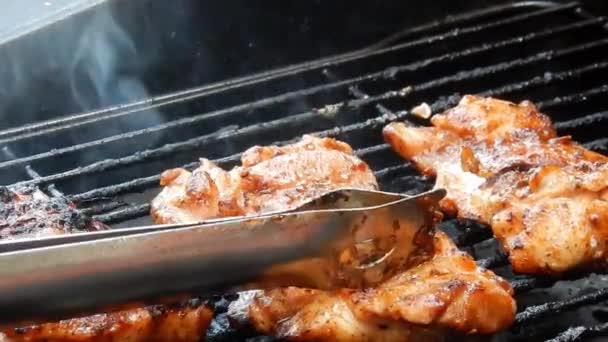 Víkendové grilování vaření masa v horkých plamenech kouření letníčas dvorek vaření.