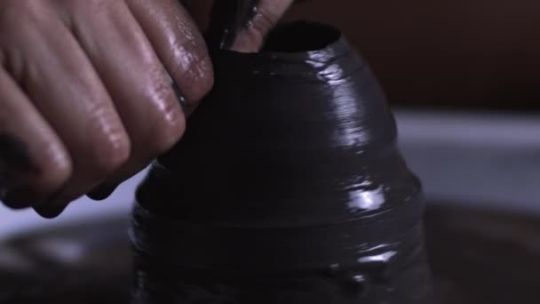 Potter Membentuk Bagian Atas Vas Gerak Lambat Close Shot — Stok Video