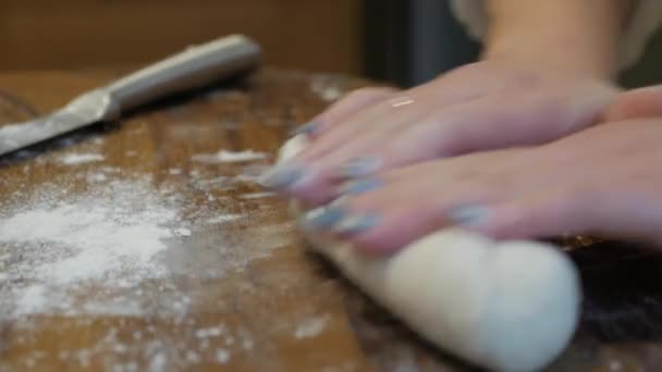 Mãos Uma Jovem Mulher Podem Ser Vistas Rolando Massa Pão — Vídeo de Stock