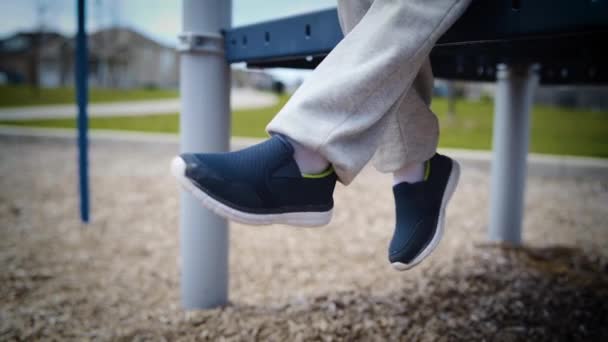 Lindo Chico Colgando Sus Pies Parque Cámara Lenta — Vídeos de Stock