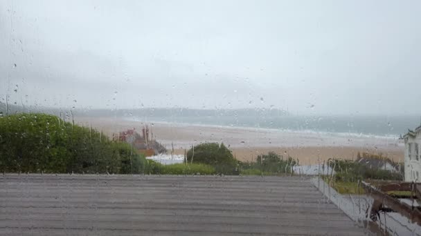 Tiro Estático Gotas Lluvia Cayendo Por Una Ventana Con Vista — Vídeo de stock