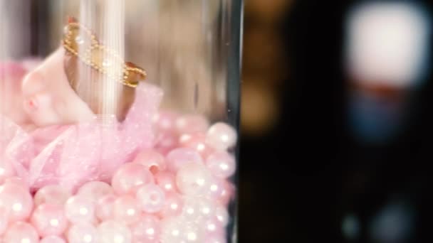 Pan Zoom Asztaldísz Készült Rózsaszín Gyöngyök Baba Hercegnő Lány Üvegváza — Stock videók