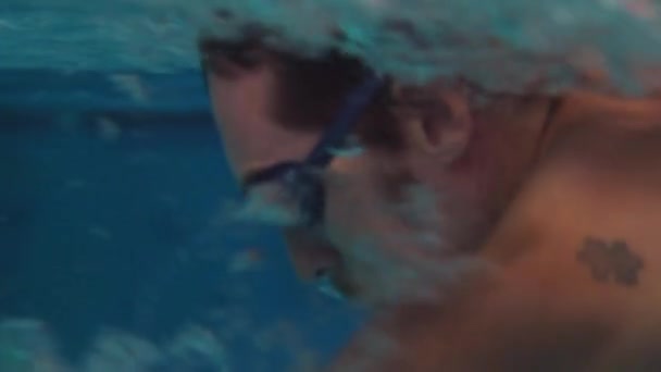 Onderwater Shot Van Bebaarde Man Zwemmen Met Freestyle Techniek — Stockvideo