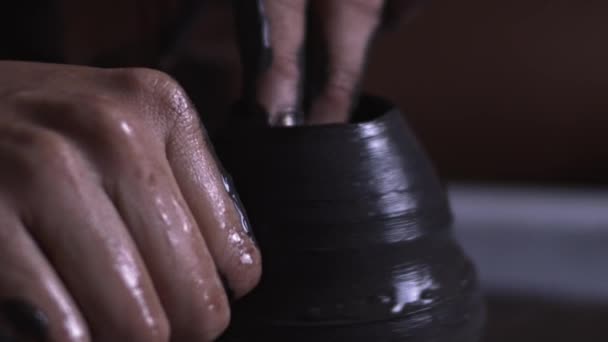 一个陶工慢动作形成的花瓶的近照 — 图库视频影像