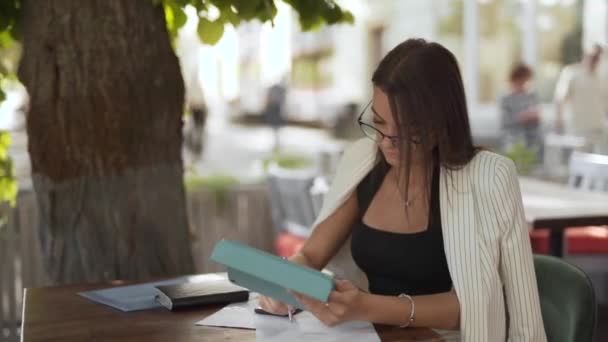 Upptagen Företagskvinna Multitasking Utomhus Ett Café Medium Shot — Stockvideo