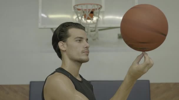 Nahaufnahme Profil Junger Mann Dreht Ball Auf Finger Basketballfeld — Stockvideo