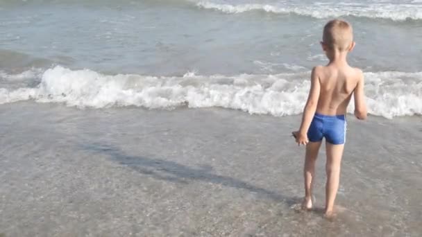 Ralenti Enfant Caucasien Sur Rivage Regardant Vers Mer Avec Les — Video