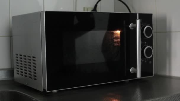 Turning Microwave Letting Run While Turning Wideshot — Stock Video