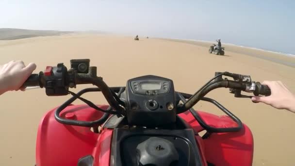 Pov Disparó Dos Grupo Quad Bikes Compitiendo Playa Vacía Marruecos — Vídeo de stock