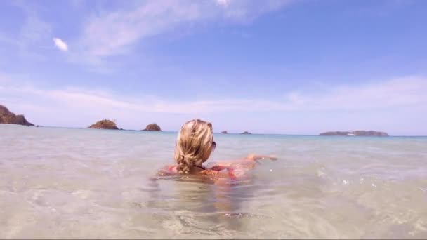Νεαρή Όμορφη Γυναίκα Κάθεται Στους Πεντακάθαρους Ωκεανούς Του Nacpan Beach — Αρχείο Βίντεο