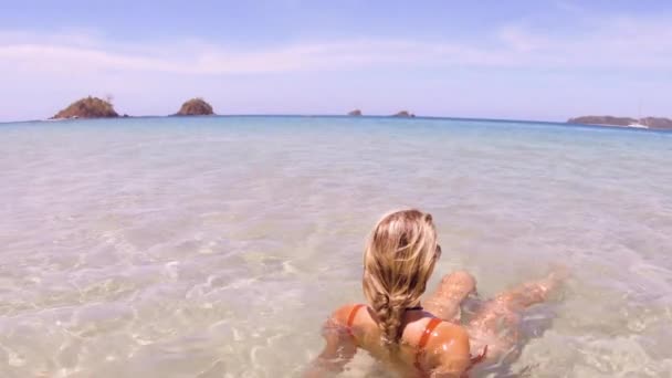 Junge Schöne Frau Sitzt Den Kristallklaren Ozeanen Des Nacpan Beach — Stockvideo