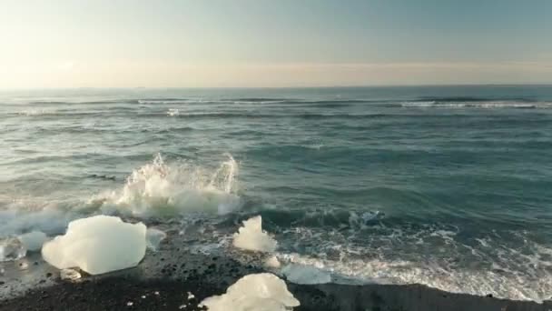 Golven Breken Bij Diamant Zwart Zandstrand Bedekt Met Ijsbergen Ijs — Stockvideo