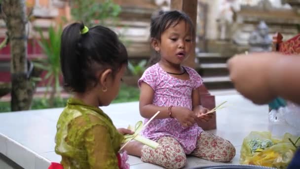 Meninas Adoráveis Ajudar Mãe Fazendo Artesanato Folhas Palma Que Serão — Vídeo de Stock