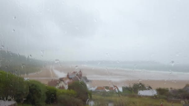 落雨点落在有海洋景观的窗户上 — 图库视频影像