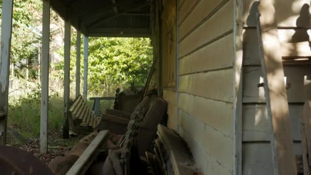 Ferme Abandonnée Avec Ordure Sur Porche Avant Titlt — Video