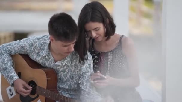 Tonårstjej Med Sin Pojkvän Gitarrist Tittar Smartphone Tonåringar Som Har — Stockvideo