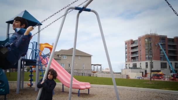 Young Boys Playing Swings Park — Stock Video