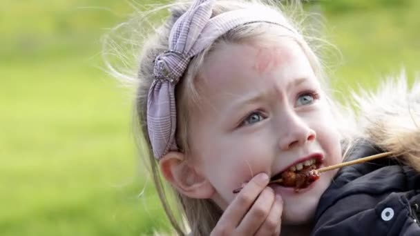 Kleines Mädchen Isst Stockfutter — Stockvideo