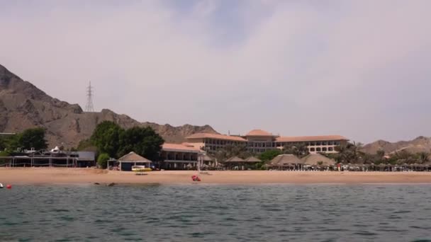 午後の静かな海岸線のビーチリゾートの外観ショット — ストック動画