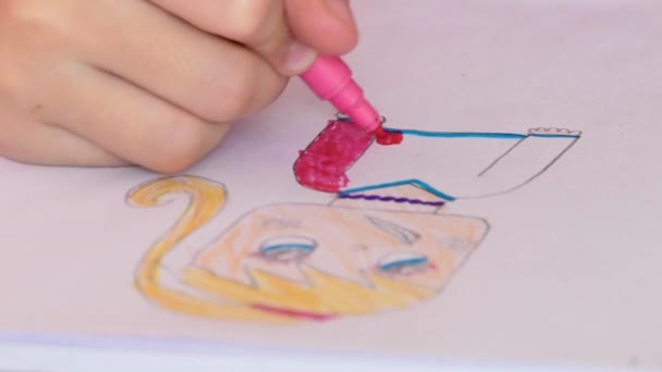 Ręka Młodej Dziewczyny Kolorowanki Szkicu Ołówka Osoby Różowym Markerem — Wideo stockowe