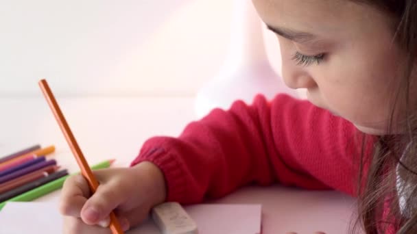 Une Fille Pose Crayon Orange Prend Marqueur Bleu Continue Dessiner — Video