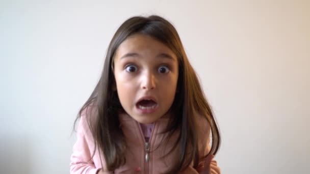 Genç Bir Kız Korkudan Bağırıyor Titriyor Beyaz Bir Arkaplanda Izole — Stok video