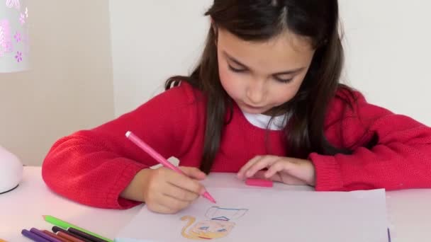 一个年轻姑娘在一张小桌子上画了一幅画 画上有一个充满活力的粉色记号 — 图库视频影像
