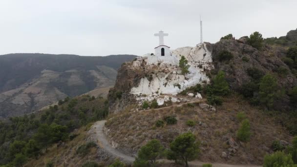 小さな白い教会 グラナダ スペインと山の上の観光客 上昇ドローンの回転 — ストック動画