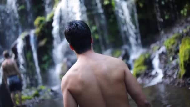 Slow Motion Tiro Dois Homens Andando Frente Uma Das Muitas — Vídeo de Stock