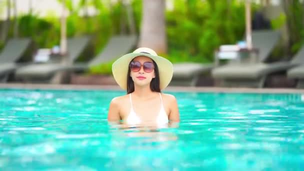 Mulher Asiática Bonita Vestindo Grandes Óculos Sol Chapéu Palha Flexível — Vídeo de Stock