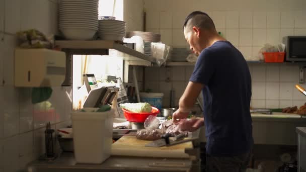 고기를 폴리에틸렌 뚜껑으로 보존하고 요리사의 앵글을 가까이 찍는다 주방에서 수있는 — 비디오