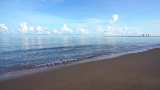 Ondas Batem Suavemente Praia Areia Quando Sol Começa Pôr Cidade — Vídeo de Stock