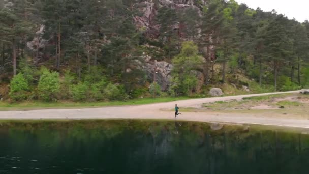 Frau Läuft Ufer Eines Sees — Stockvideo